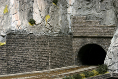 Tunnelportal mit Felspartien